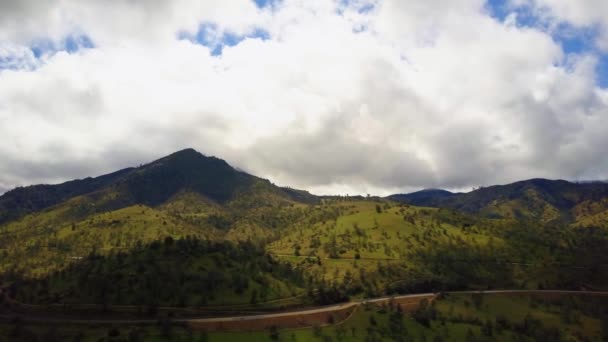 Poêle Aérienne Autoroute Serpentant Long Montagnes Verdoyantes Californie Journée Nuageuse — Video