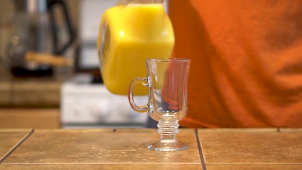 Человек Оранжевой Рубашке Наливает Апельсиновый Сок Завтрак Крупный План — стоковое видео