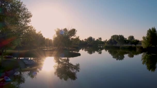 Летающие Над Спокойным Озером Закате Сияющим Солнцем Отражающимся Воде Aerial — стоковое видео