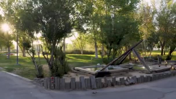 Pan Wooden Water Fountain Feature Apollo Park California Golden Hour — Vídeos de Stock