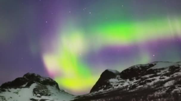 Helle Polarlichter Tanzen Über Einem Bergpass Slow Pan Von Links — Stockvideo