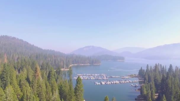 Rising Aerial Flyover Small Marina Docked Boats Shaver Lake California — 图库视频影像