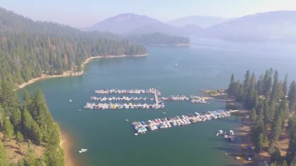 Vuelo Aéreo Pequeño Puerto Deportivo Con Barcos Atracados Lago Shaver — Vídeos de Stock