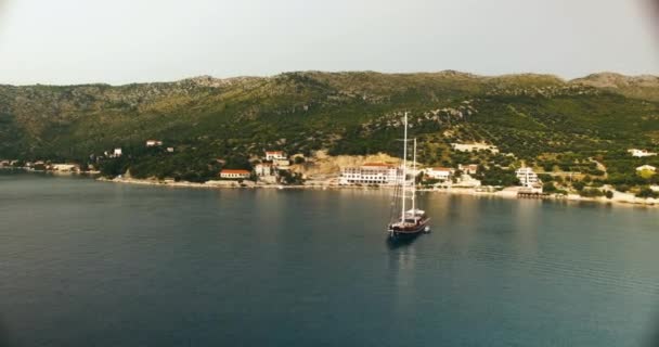 Aerial Shot Sailboat Middle Croatian Lake Forward Moving Camera — 图库视频影像