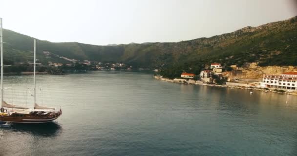 Aerial Shot Sailboat Croatia While Moving Little Lake Town Background — Vídeo de Stock