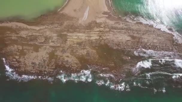 Aerial Shot Tilting Whale Tail Shaped Rocky Point Punta Uvita — Αρχείο Βίντεο