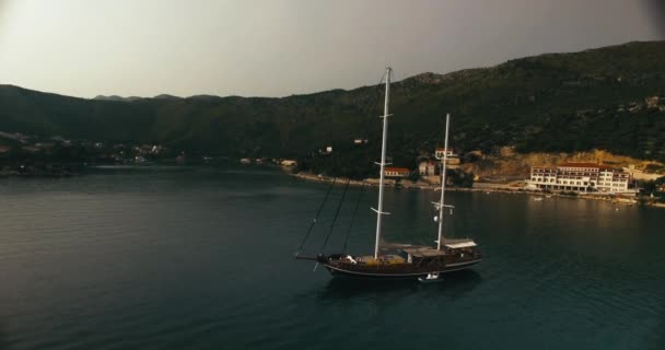 Aerial Circle Shot Sailboat While Moving Little Croatian Lake — 비디오