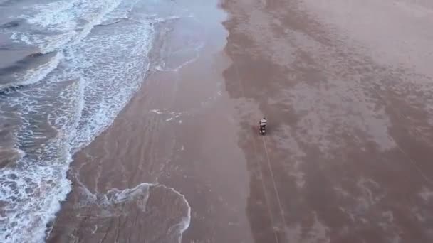 Dron Pohled Motocykl Pláži Při Západu Slunce — Stock video