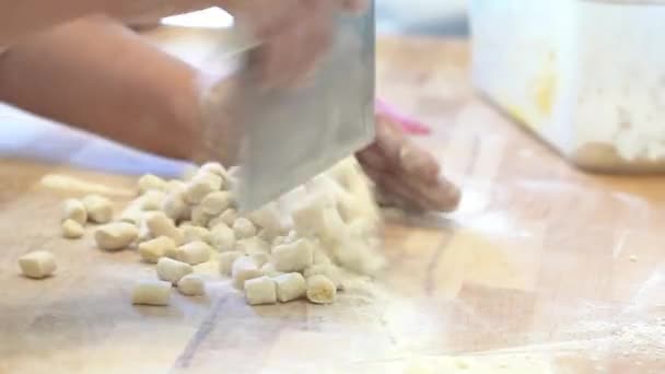 Human Hand Making Little Piece Typical Italian Pasta Flour Eggs — Stok video