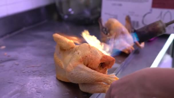 Chef Burning Plumage Chicken Prepare Him Making Delicious Meal — стоковое видео