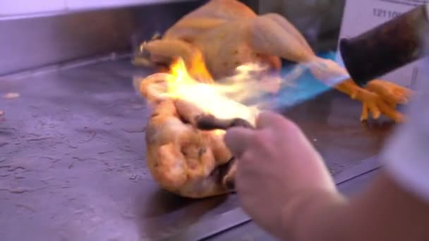 Chef Burning Plumage Chiken Table Kitchen Prepre Him Good Meal — Video Stock