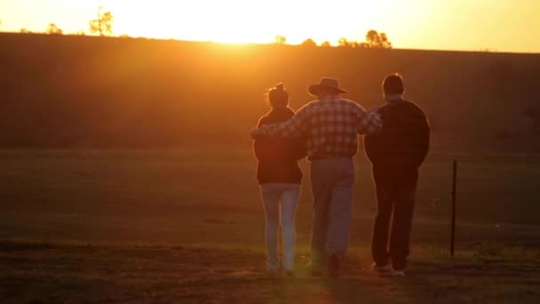 Farmer His Two Kids Walking Field Sunset — Αρχείο Βίντεο