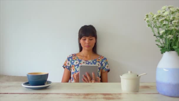 Attractive Asian Girl Siting Coffee Shop Work Browsing Using Tablet — Stockvideo