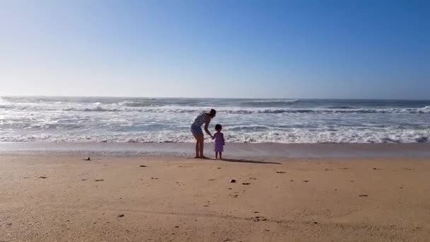 Mother Daughter Looking Waves Wide Shot — Stockvideo