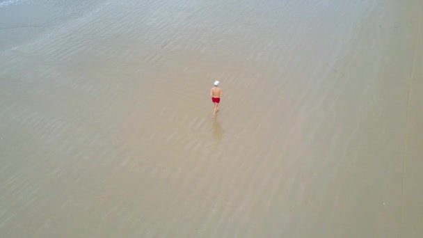 Drone View Man Running Perfect Beach Blue Water — Αρχείο Βίντεο