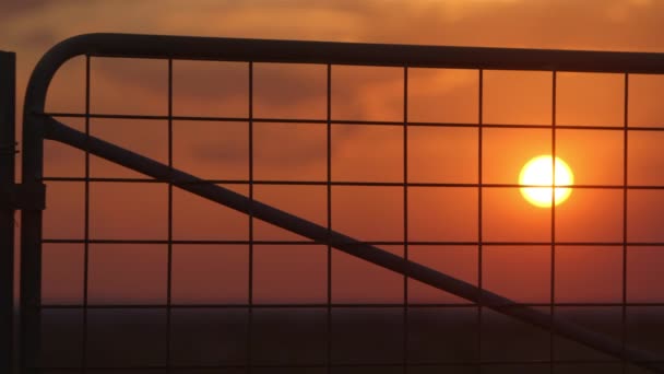 Close Silhouette Farm Gate Beautiful Sunset Static Shot — Vídeo de Stock