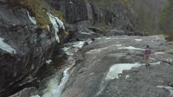 Hiker Walks Canyon River Norway Drone Perspective — Vídeos de Stock