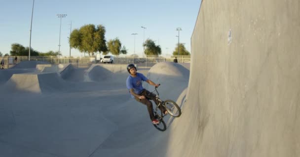 Ethnic Bmx Rider Skatepark — Wideo stockowe