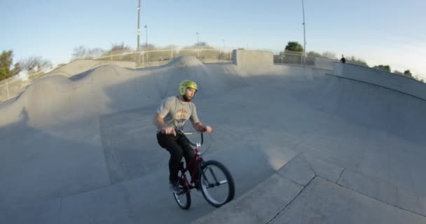 Bmx Велосипедист Робить Трюки Скейтпарк — стокове відео