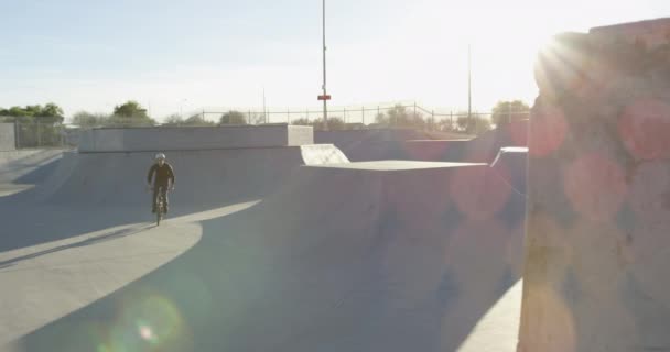 Bmx Rider Het Skatepark — Stockvideo