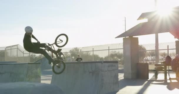 Bmx Cavaleiro Skatepark — Vídeo de Stock