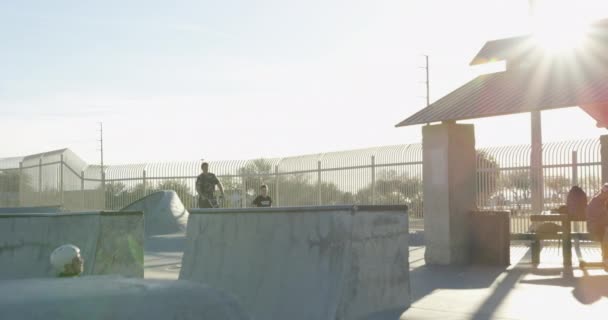 Αναβάτη Bmx Στο Skatepark — Αρχείο Βίντεο