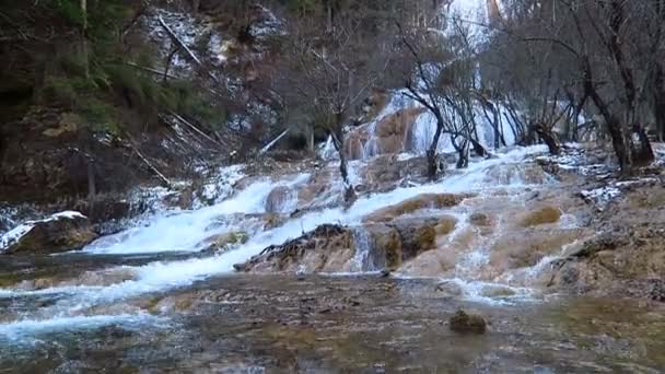 Wide Shots Water Fast Streaming Many Shapes Yellow Stones — Vídeo de Stock