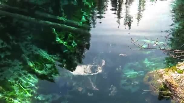 Brede Opnamen Van Helderblauwe Reflectie Van Water Met Berg Achtergrond — Stockvideo