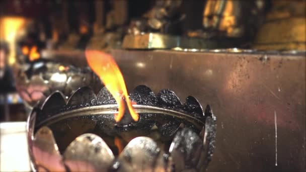 Burning Fires Metal Thickets Statues Asian Temple — Vídeos de Stock