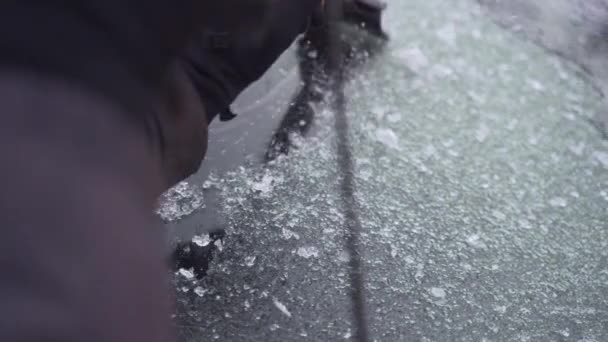 Man Schoonmaken Schrapen Ijs Van Auto Voorruit Sneeuw Slowmo — Stockvideo