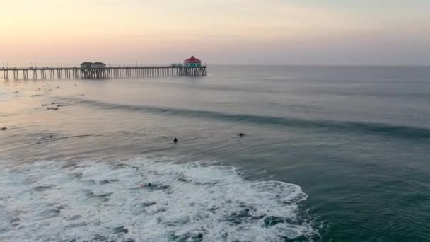 Surfers Catch Wave Sun Rises Pier Surf City Usa Huntington — 图库视频影像