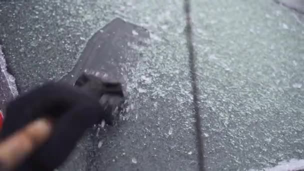 Чоловік Очищає Стискає Лід Автомобільного Лобового Скла Снігу — стокове відео