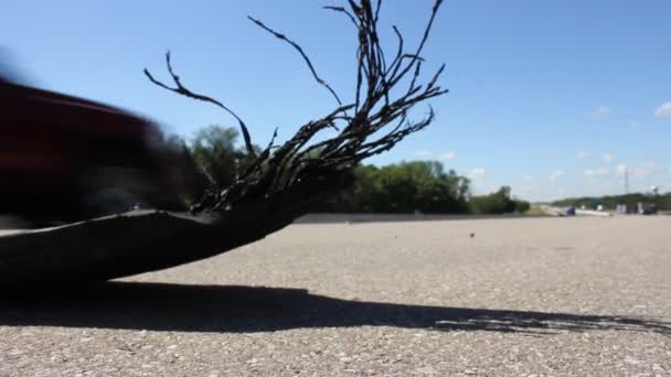 Shredded Tire Freeway Adds Dangerous Debris Traffic — Stock videók