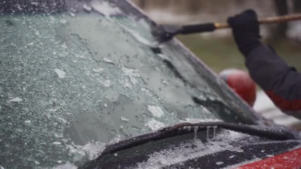 Man Cleaning Scraping Ice Car Windshield Snow Slowmo — Vídeos de Stock