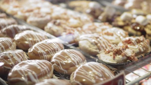Donut Dükkanı Vitrininin Solundan Sağa Doğru Yavaş Çekimde Çok Çeşitli — Stok video