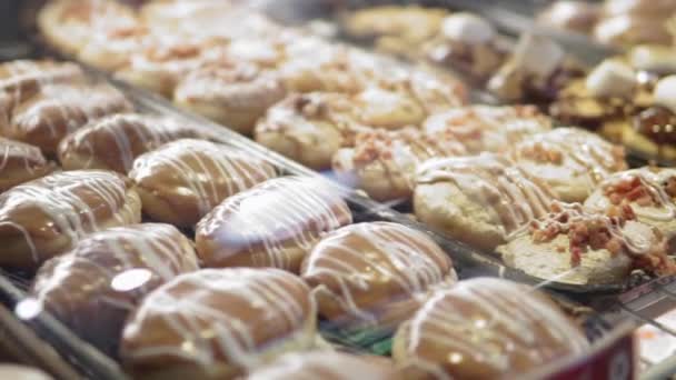 Donut Dükkanı Vitrininin Solundan Sağa Doğru Geniş Çeşitlilikte Tatlı Lezzet — Stok video
