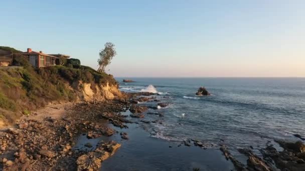 Flying Beautiful Laguna Beach Tide Pools Sunset California — Vídeo de stock