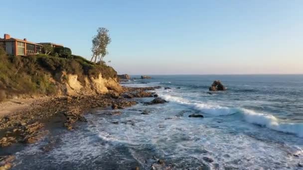 Vliegen Prachtige Laguna Beach Getijdenpoelen Bij Zonsondergang Californië — Stockvideo