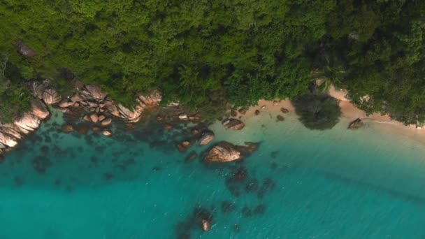 Aerial Spining Beach Rocks Blue Sea Water — 비디오