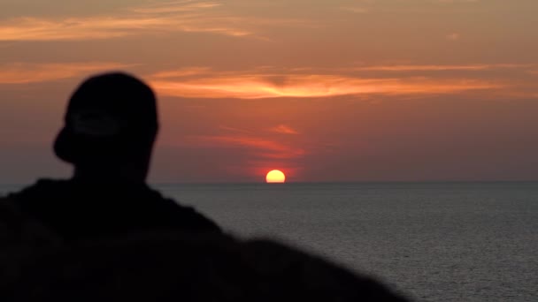 Людина Дивиться Захід Сонця Промтхеп Кейп Пхукет — стокове відео