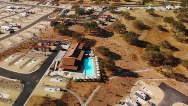 Pan Aéreo Una Casa Club Resort Piscina — Vídeo de stock