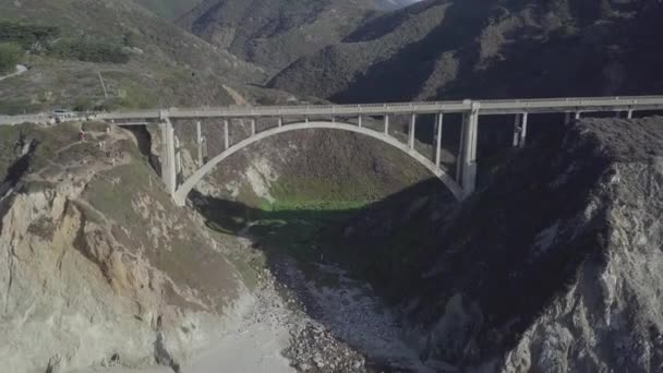 Aerial Drone Shot Bixby Bridge Road Vehicles — Vídeos de Stock