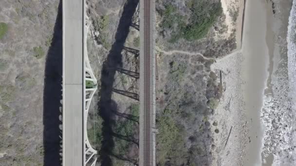 Aerial Drone Shot Railway Bridge Next Ocean Crashing Waves — Vídeo de Stock