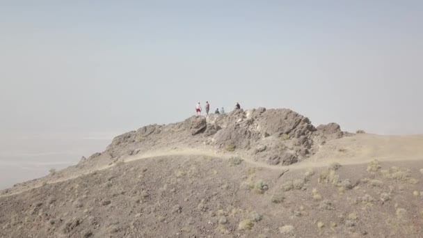 Aerial Drone Shot Group People Mountain Death Valley — Stock videók