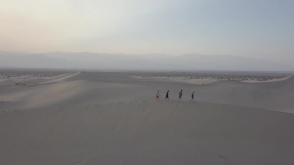 Aerial Drone Shot Group People Walking Sand Dune Death Valley — Stock videók