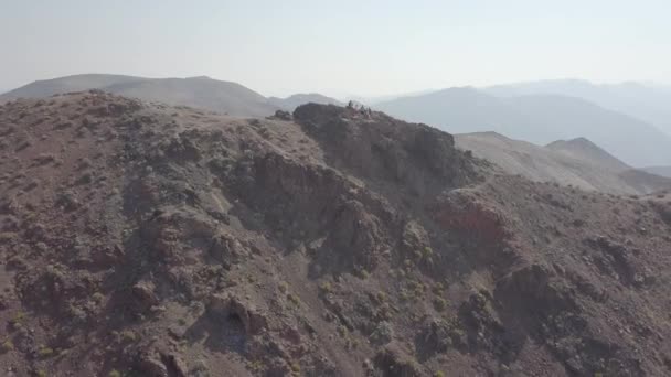 Aerial Drone Shot Group People Mountain Death Valley — Vídeos de Stock