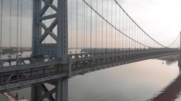 Ηλιοβασίλεμα Εναέρια Drone Πλάνα Του Benjamin Franklin Bridge Στη Φιλαδέλφεια — Αρχείο Βίντεο