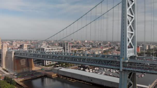 Ηλιοβασίλεμα Εναέρια Drone Πλάνα Του Benjamin Franklin Bridge Στη Φιλαδέλφεια — Αρχείο Βίντεο