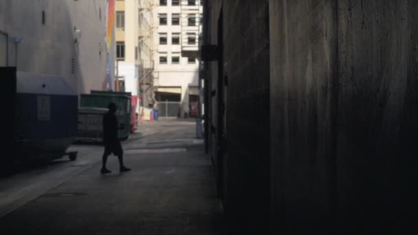 Медленно Шагая Темной Аллее Города — стоковое видео