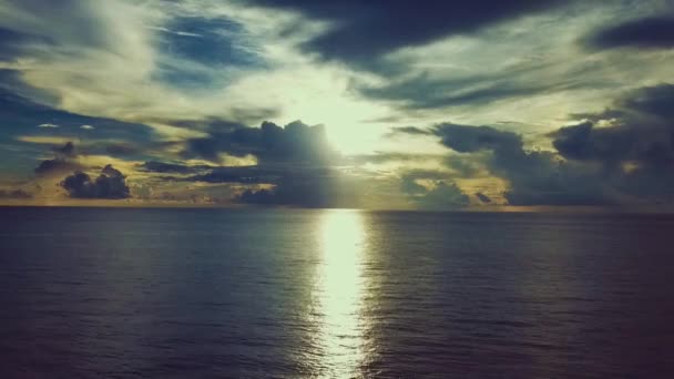 Літаючі Кадри Над Океаном Під Час Сходу Сонця — стокове відео